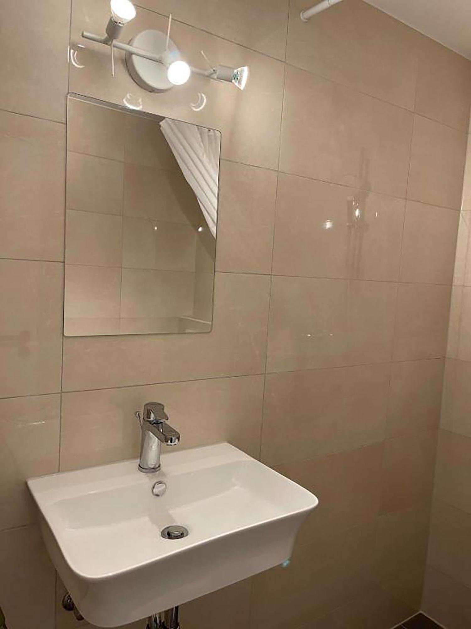 Apartment Aparment In Popular Neighborhood *